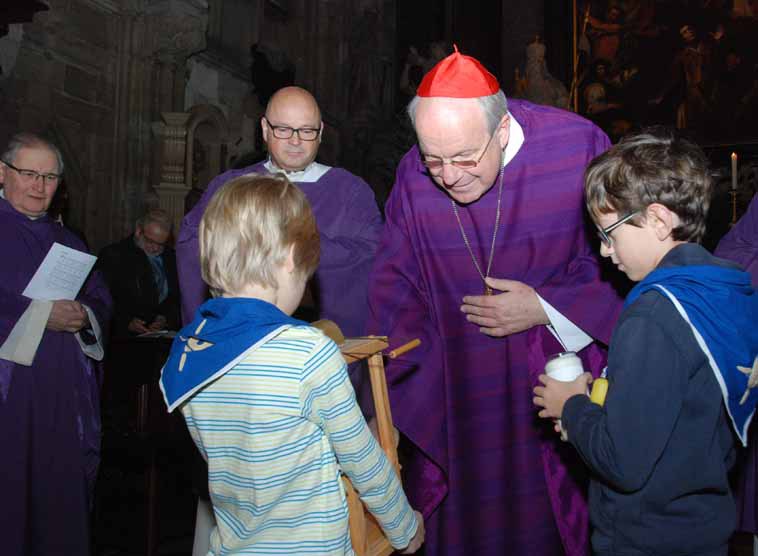 Wiener Pfadfinder übergeben das Licht an Kardinal Schönborn
