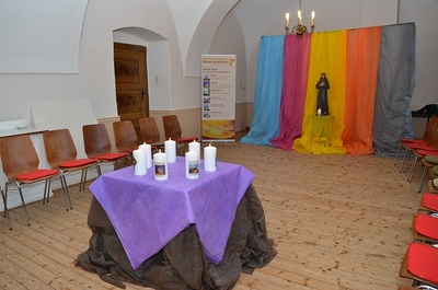 geschmückter Pfarrsaal