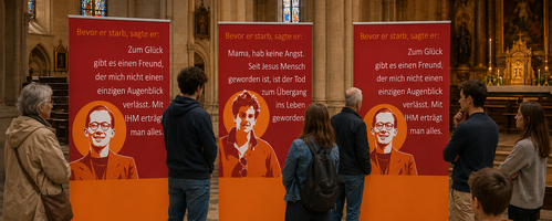 Banner im Kirchenraum