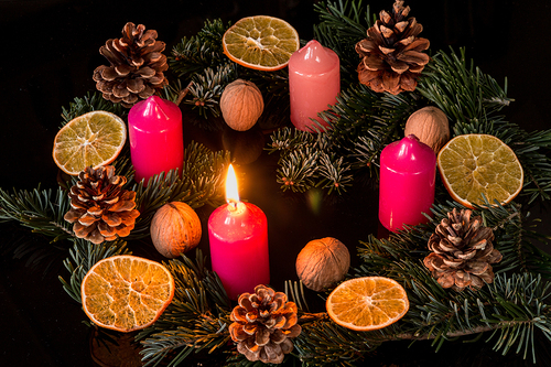 Adventkranz erste Kerze brennt