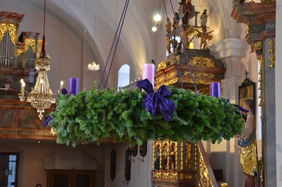Pater Liviu segnet den Adventkranz der Pfarrkirche