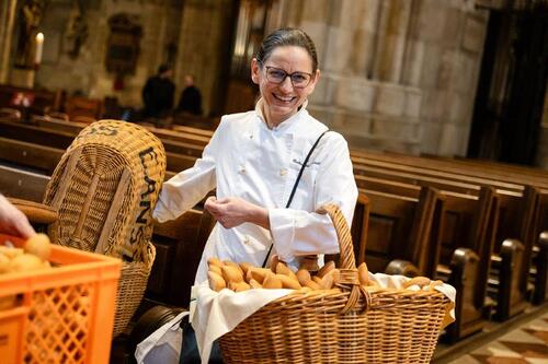 Bäckerin bringt die Klemensweckerl.