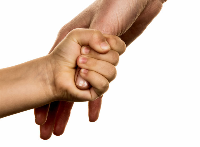 Kind hält Hand der Mutter