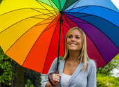 Fröhliche Frau mit buntem Regenschirm/bilderbox.com