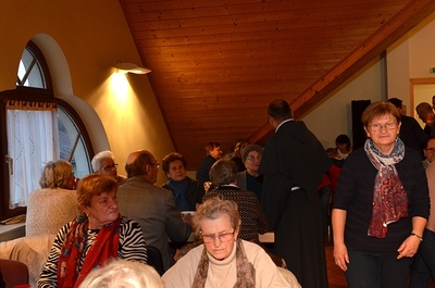 Pfarrkaffee im Gemeindesaal