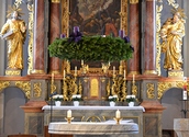 Pater Liviu segnet den Adventkranz der Pfarrkirche