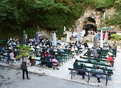 Wallfahrtsmesse bei der Lourdesgrotte im Wienerwald mit Erzbischof Josef Grünwidl.
