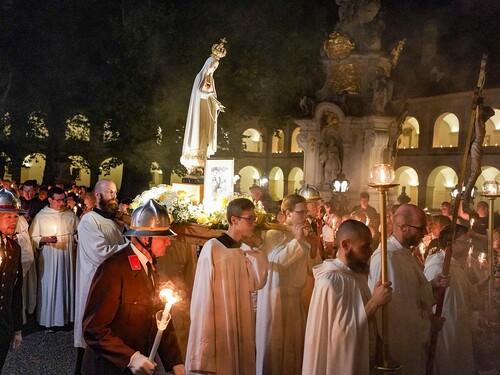 Heiligenkreuz: Lichterprozession zur Lourdes-Grotte 