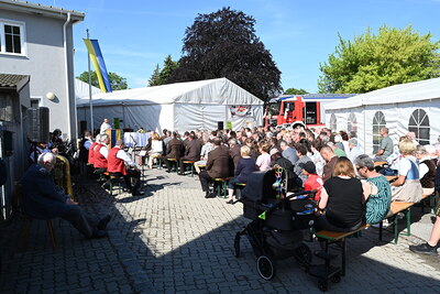 Pater Nicholas feierte Gottesdienst und segnete das neue Einsatzfahrzeug