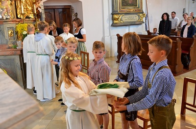 Neue Minis in die Ministrantenschar aufgenommen.