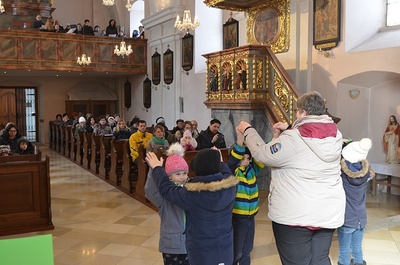 Die heurigen Erstkommunionkinder stellen sich vor.