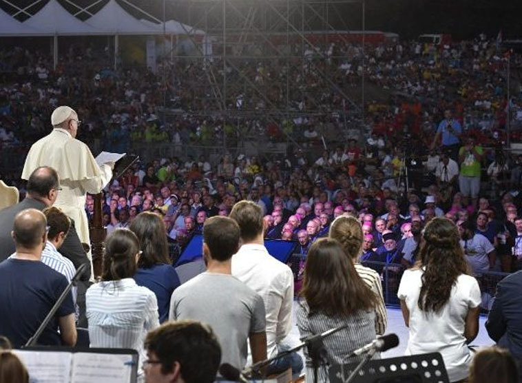 90.000 Menschen bei Angelus-Gebet des Papstes zum Abschluss zweitägiger italienweiten Jugendpilgerfahrt auf dem Petersplatz.