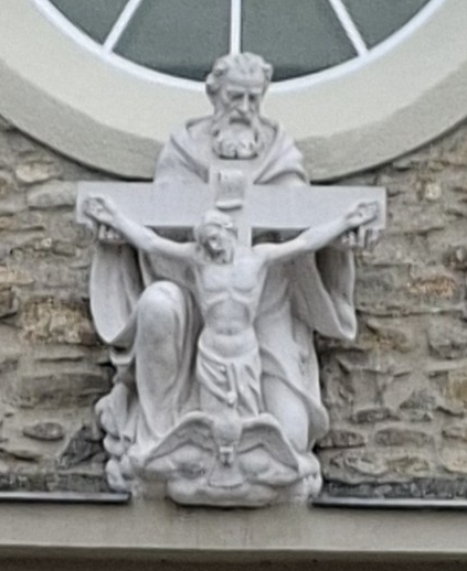 an der Fassade von St. Hubertus