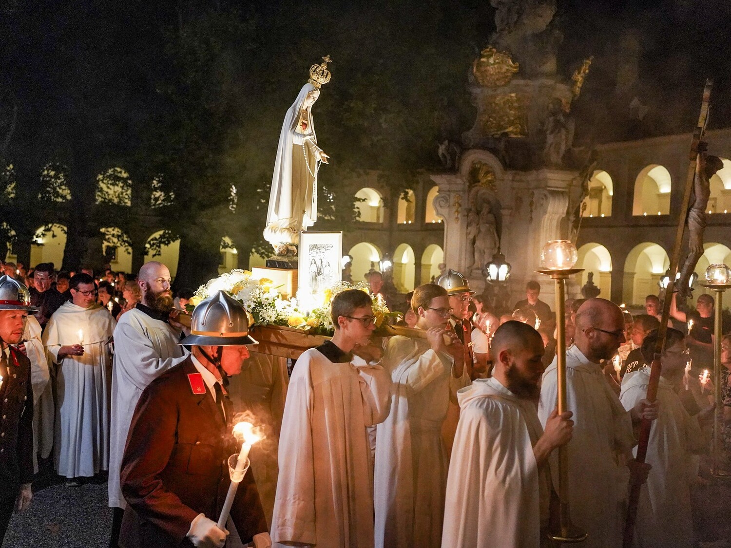 Heiligenkreuz: Lichterprozession zur Lourdes-Grotte 