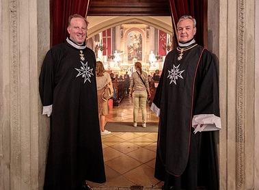 Der Souveräne Malteserorden begrüßt in seiner Kirche Besucher:innen der 'Langen Nacht der Kirchen'.