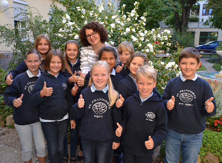 Schülerinnen und Schüler der Privat-Volksschule „St. Franziskus“ mit Direktorin Regina Schiefer.