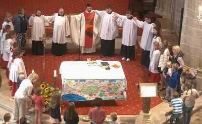 Kinder rund um Altar von oben