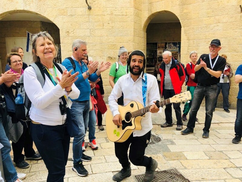 Gemeinsam für den Frieden singen im jüdischen Viertel. 