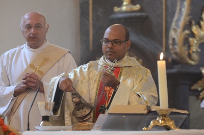Amtseinführung Pater Nicholas Thenammakkal in der Pfarrkirche Asparn/Zaya