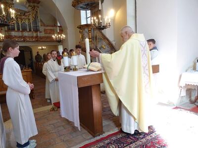 Osterhochamt in der Kirche Ameis