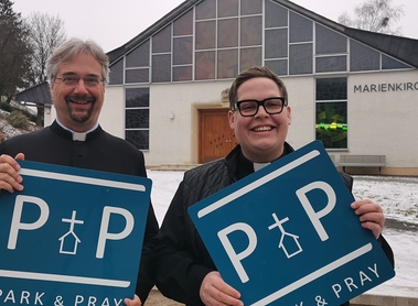 Zwei neue Park + Pray Standorte in Bad Schönau und Kirchschlag - Pfarrer + Kaplan halten schon die beiden Schilder, die aufgehängt werden...