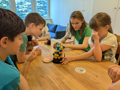 Kinder vor einem Tisch