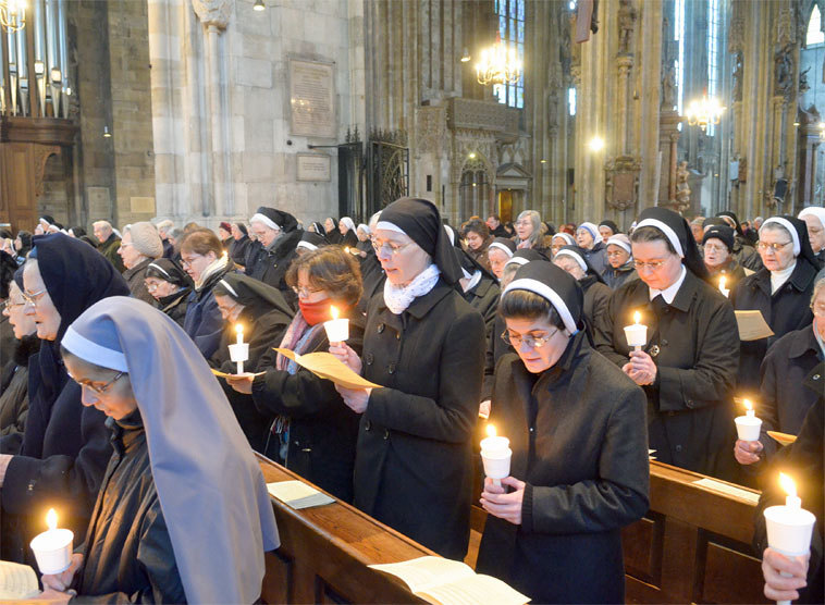 Ordensfrauen in der Kirche