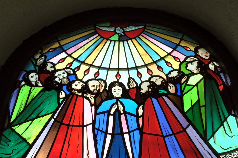Heiliger_Geist_Pfingsten-ID29614.jpg / Glasfenster 'Heiliger Geist' in der Pfarrkirche in Eibesthal - © Akfm. Markus Goestl