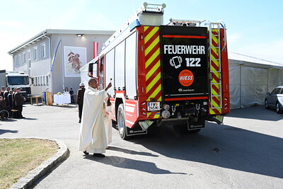 Pater Nicholas feierte Gottesdienst und segnete das neue Einsatzfahrzeug