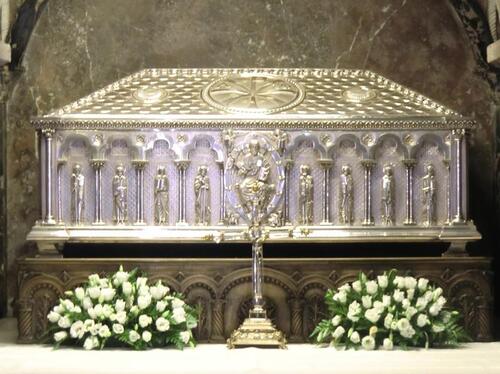 Reliquienschrein in der Krypta der Kathedrale in Santiago de Compostela