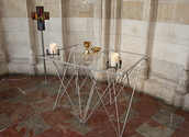 Altar mittel mit Kantenleiste, Prozessionskreuz mit Ständer, LED-Kerze mit Glasteller und Kerzenständer