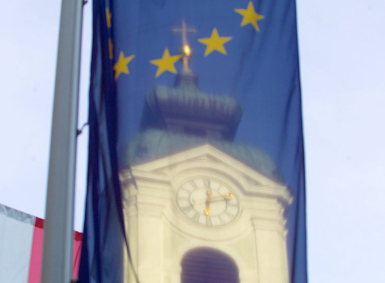 Kirchturm hinter einer Europa-Fahne, Kleinmariazell