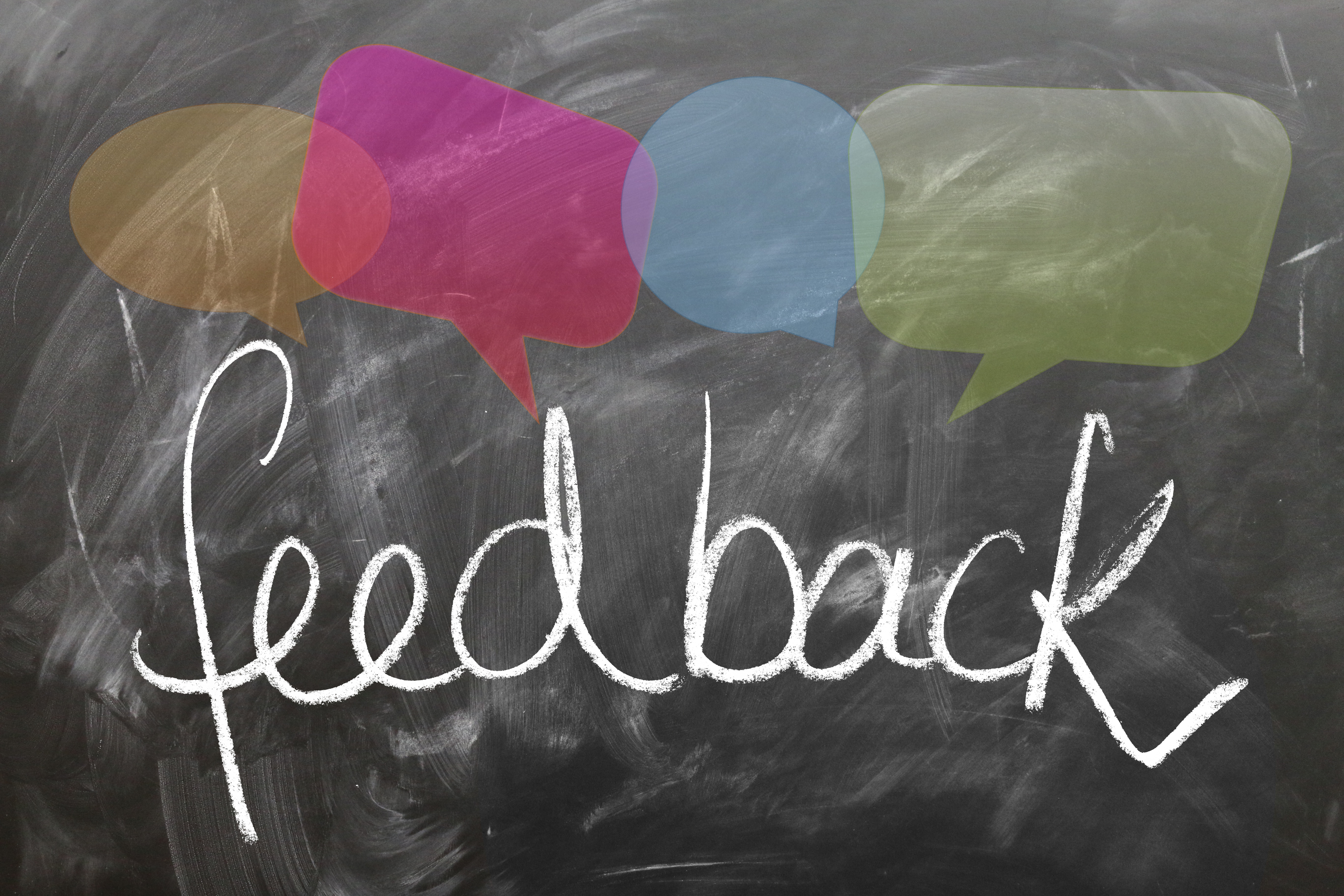 Eine Kreidetafel mit der Aufschrift 'feedback'