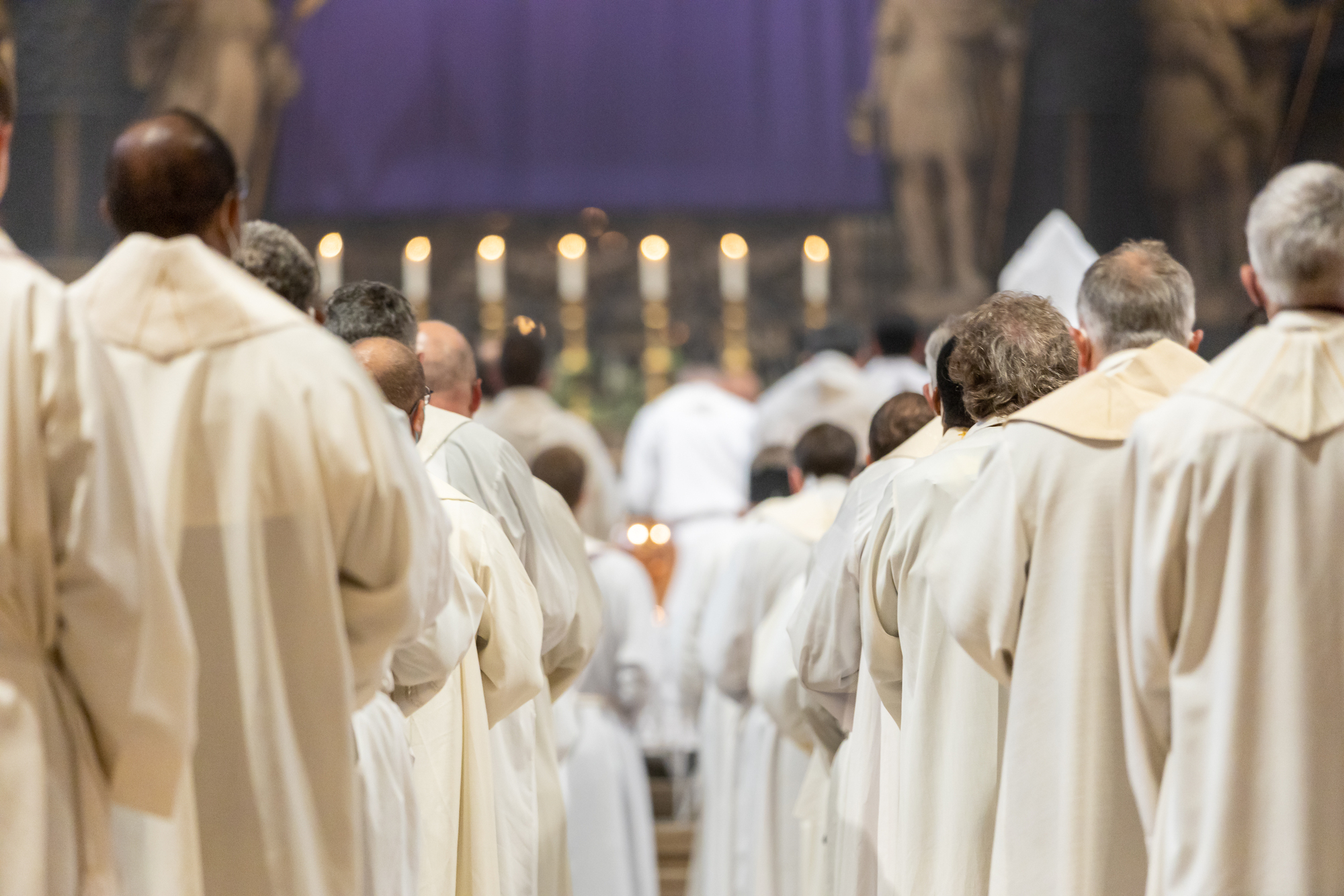 Bei der Chrisammesse oder Ölweihmesse werden die heiligen Öle für die gesamte Diözese und das ganze Jahr geweiht bzw. gesegnet. In Wien findet sie traditionellerweise am Montag der Karwoche statt. Die drei Öle bestehen aus Olivenöl, wobei teilweise D