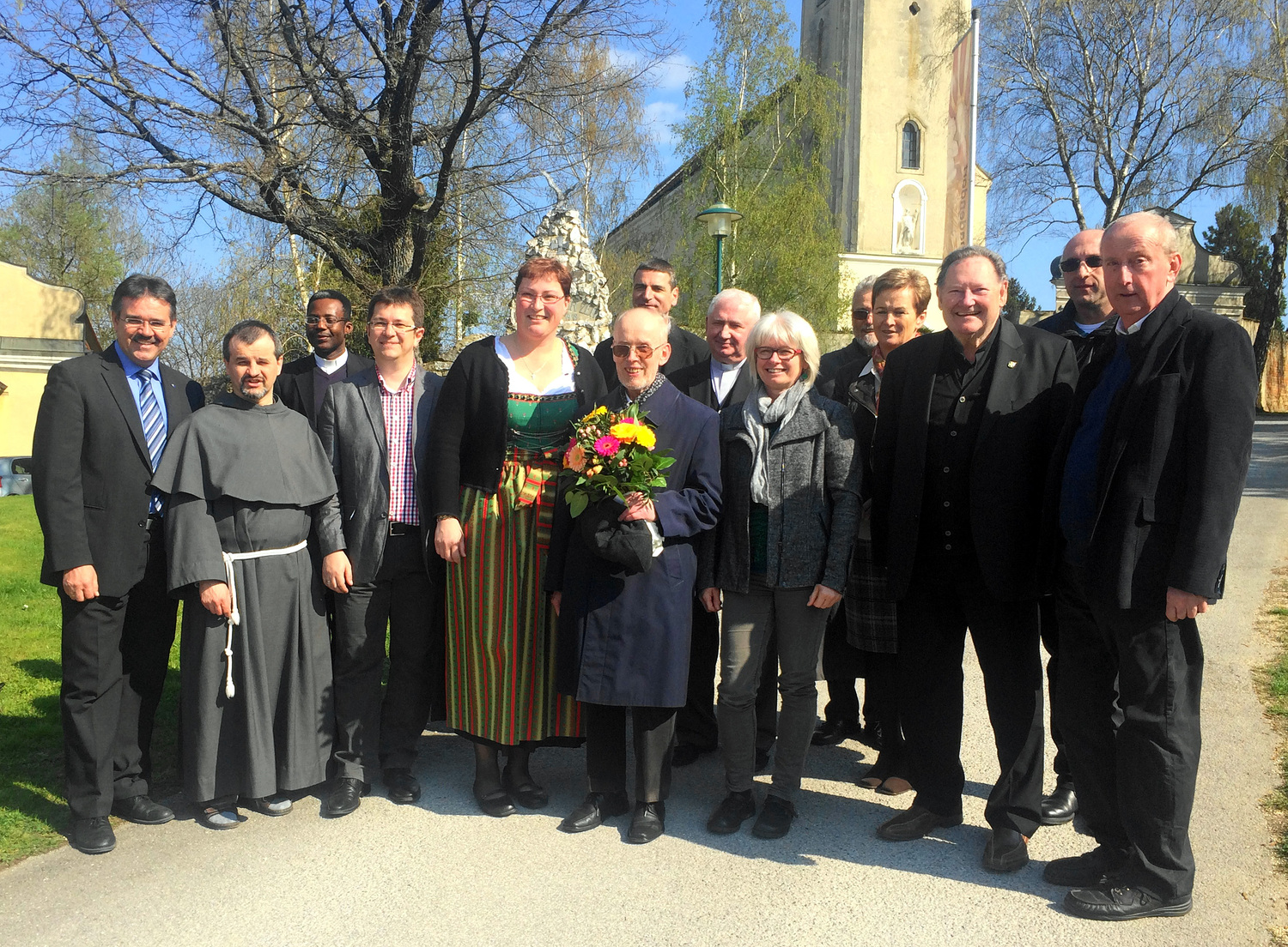 Jubilar und Ehrengäste vor der Pfarrkirche Gnadendorf