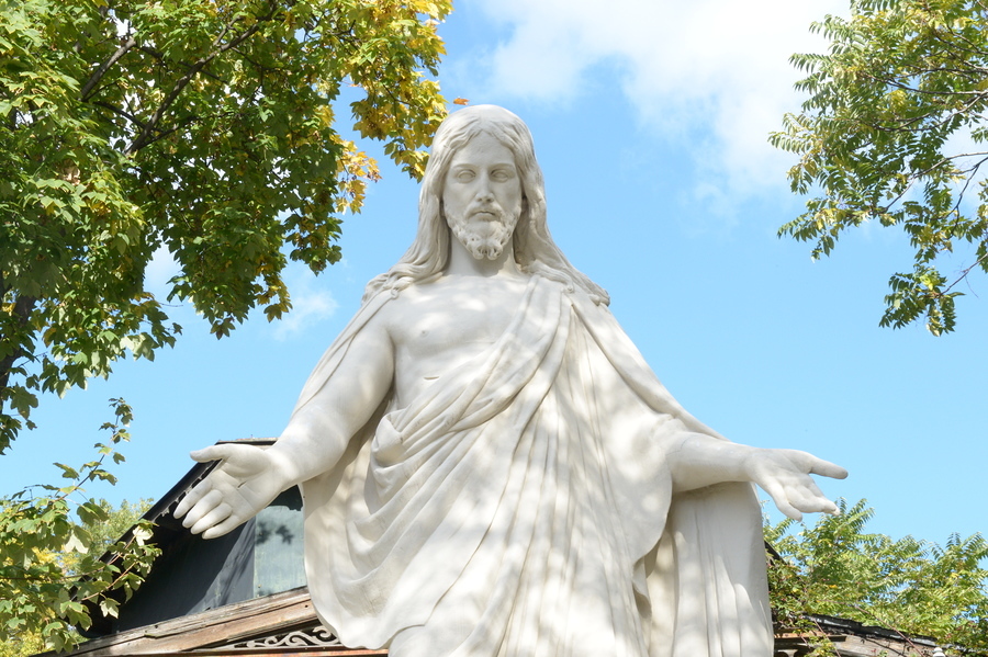 Monumentalstatue von Jesus Christus im vorgarten des 'Concordia Schl?ssl' / Schloss Concordia