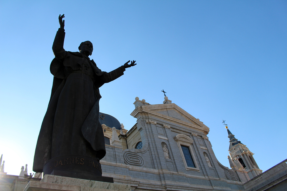 Bronze statue of Pope John Paul II near Catedral de la Almudena / leodaphne Bronze statue of Pope John Paul II near Catedral de la Almudena in Madrid, Spain, July 2024.