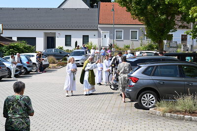 Pater Norbert Kalcher feierte Gottesdienst und segnete die Fahrzeuge