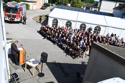 Pater Nicholas feierte Gottesdienst und segnete das neue Einsatzfahrzeug