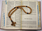 Bibel und Rosenkranz/bilderbox.com