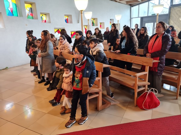 Fest Maria Empfängnis / Chaldäische Gemeinschaft Mitfeiernde Gläubige