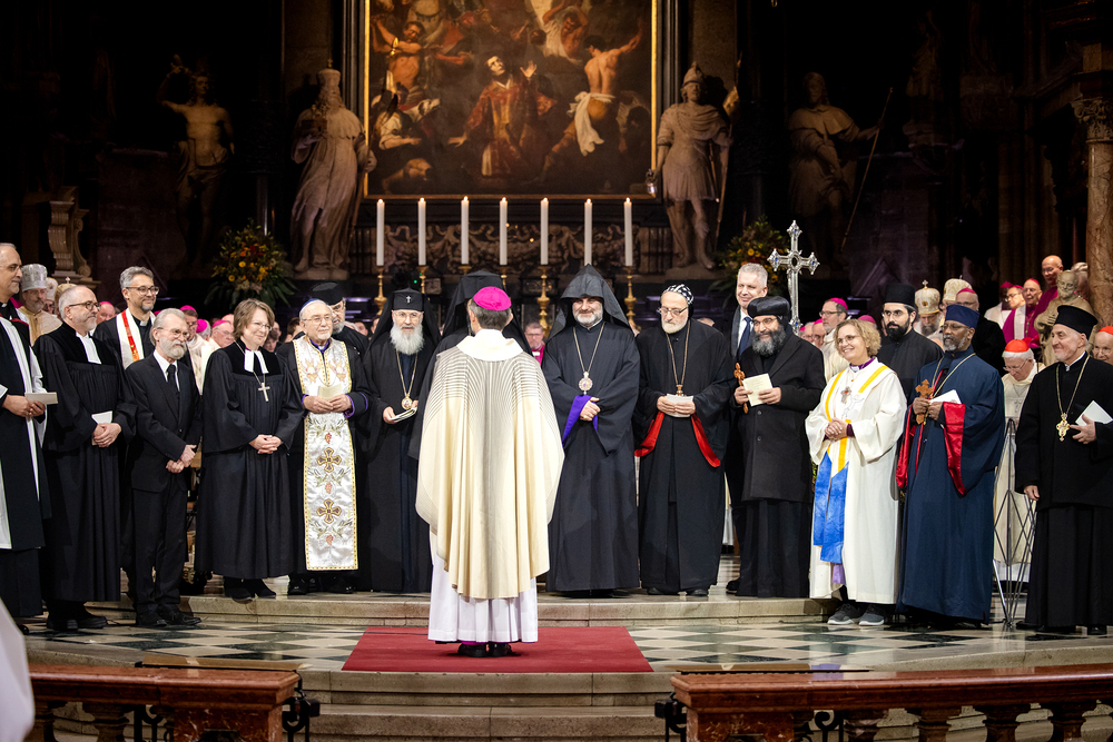 Ökumenevertreter spenden dem neuen Erzbischof den Aaronssegen / Erzdiözese Wien/Schönlaub