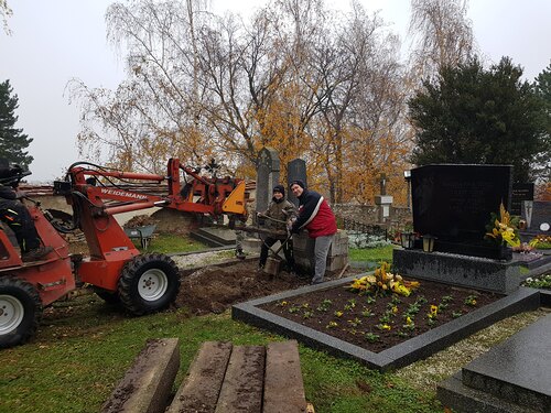 Arbeiten im Pfarrfriedhof / Valerie Zinnagl Arbeiten im Pfarrfriedhof