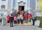 Wallfahrergruppe vor der Kirche in Gutenstein