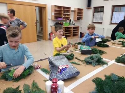 Konzert, Pfarrkaffee, Adventkranz flechten