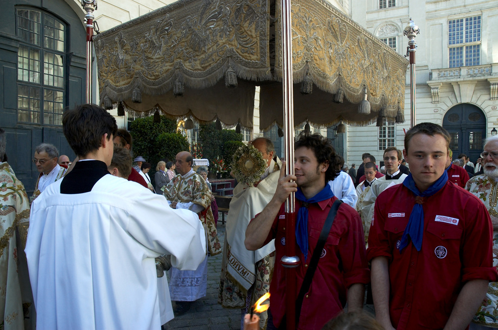 Fronleichnam, Pfadfinder tragen den Baldachin / 'Himmel'.     Wien, 26.5.2005         ? Franz Josef Rupprecht; A-7123 M?nchhof; Bank: Raiffeisenbank M?nchhof (BLZ: 33054), Konto.-Nr.: 17.608 
