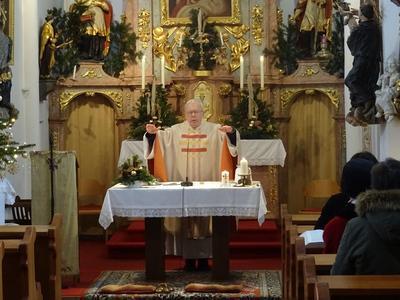 Pater Schwarzl feiert den Gottesdienst