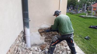 Abschlagen des Putzes im Sockelbereich