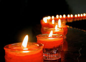 Kerzen im Dunkeln/bilderbox.com