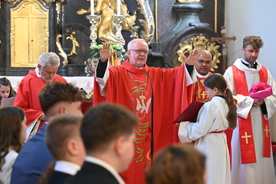 Msgr. Franz Schuster spendete 22 Jugendlichen das Firmsakrament